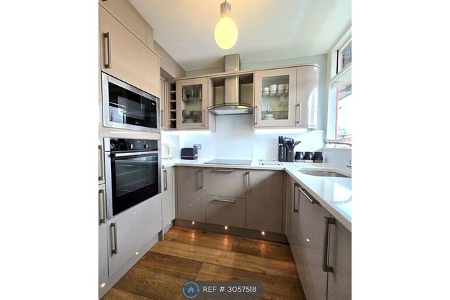 Flat, Bayer House Golden Lane Estate, London photo 4