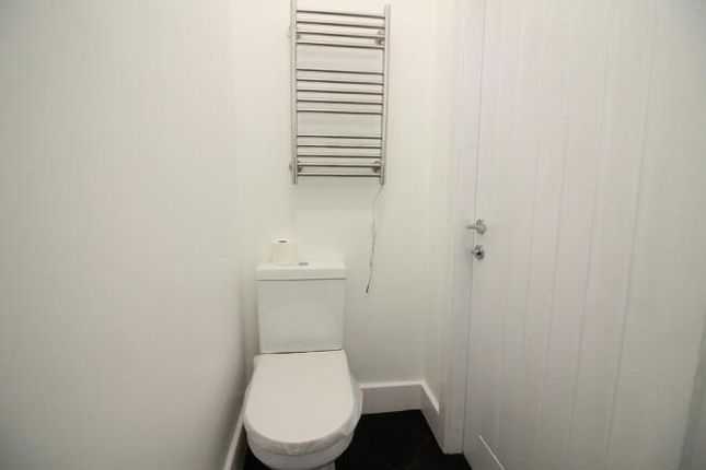 143B, Darlington photo 5