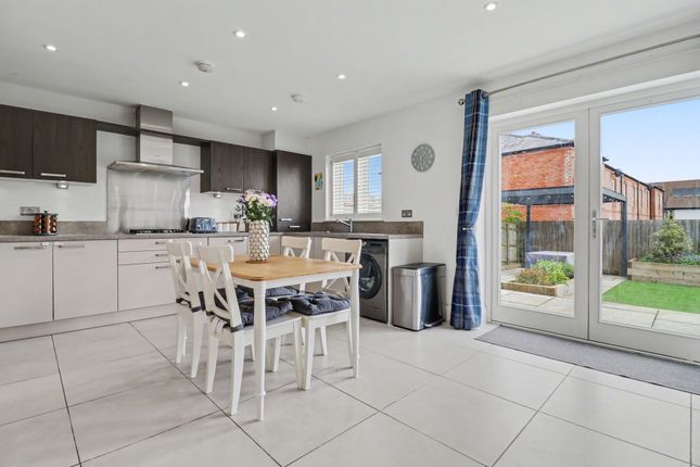 8 Pembers Hill Drive, Eastleigh photo 2