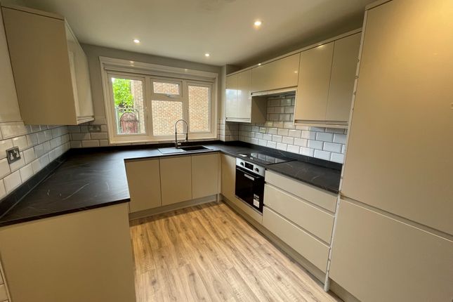 8, Badgers Close, Godalming photo 2