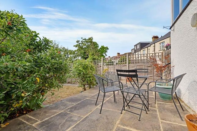 24, Chesham Crescent, London photo 4