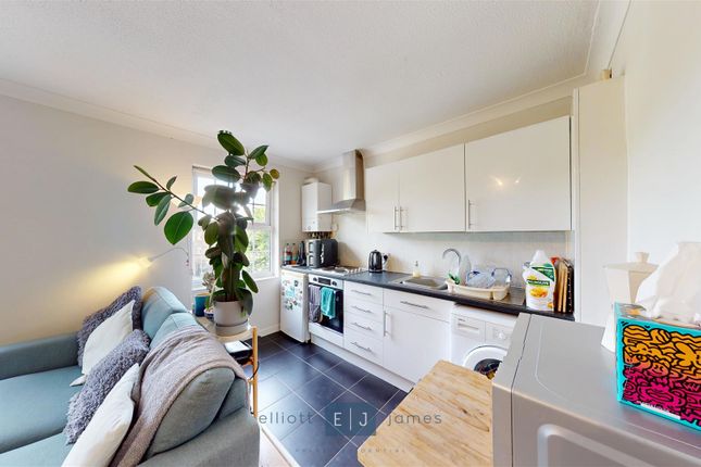 8 Diggins Court, High Road, Loughton photo 3
