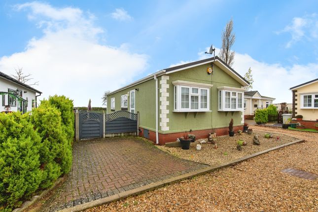 2-bed caravan on 10, Gattington Park, Hawthorn Hill, Lincoln, £110,000