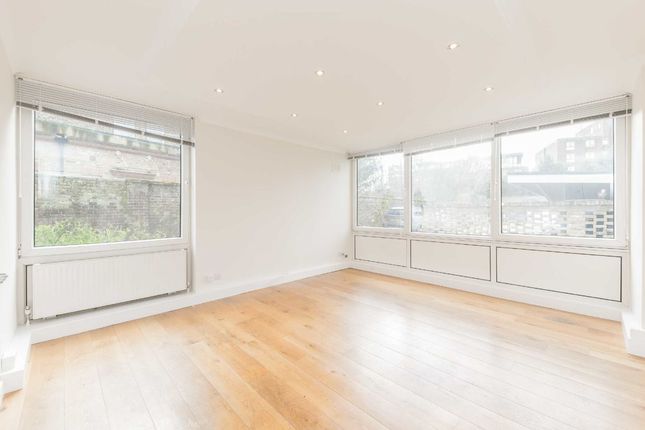 Flat to rent in Queens Ride, London