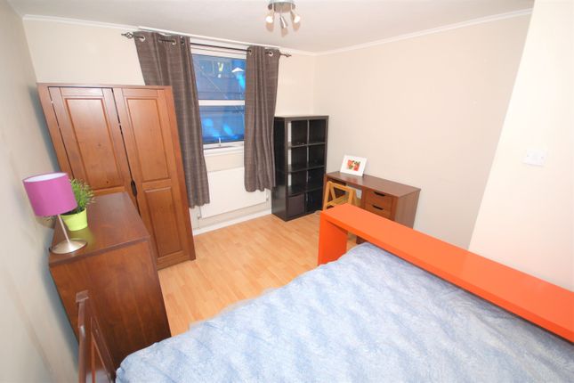 94, Mowatt Close, London photo 4