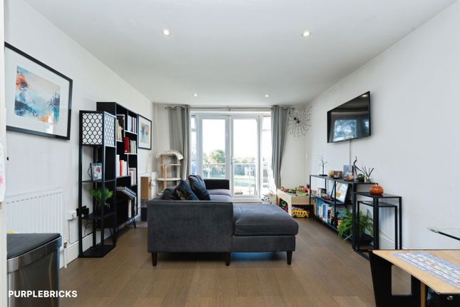 Flat 5, Magenta Lodge, Summer Close, London photo 4
