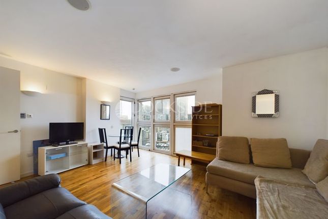 Flat to rent in Fairmont Avenue, London