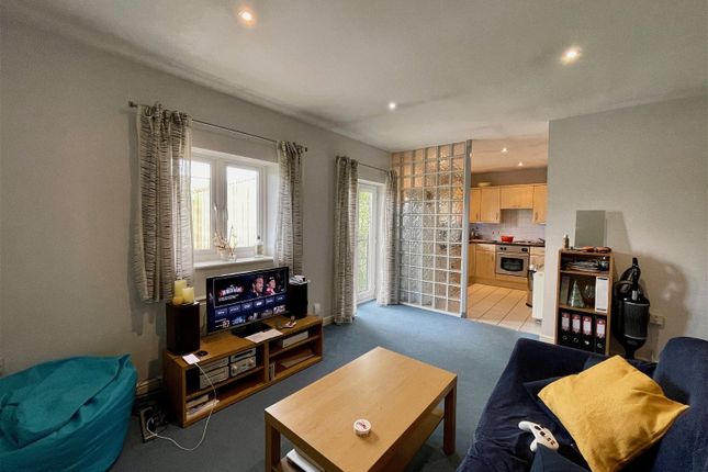 Flat for sale in Laundry Court, Northway, Newbury