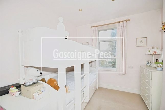 60, London photo 3
