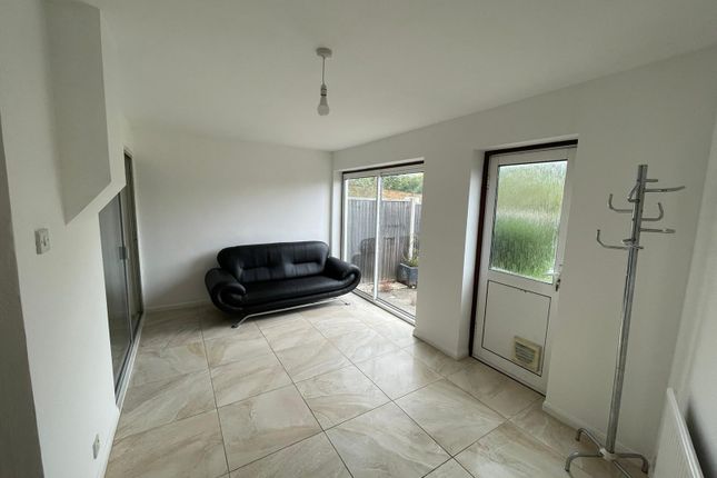 Thumbnail Semi-detached house to rent in Meadfield Road, Slough