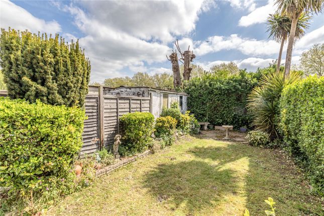 6, Selbourne Avenue, Addlestone photo 4