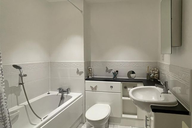 Flat for sale in Kendra Hall Road, South Croydon