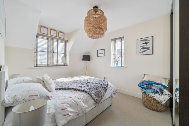 10, Pips Field Way, Cirencester photo 4