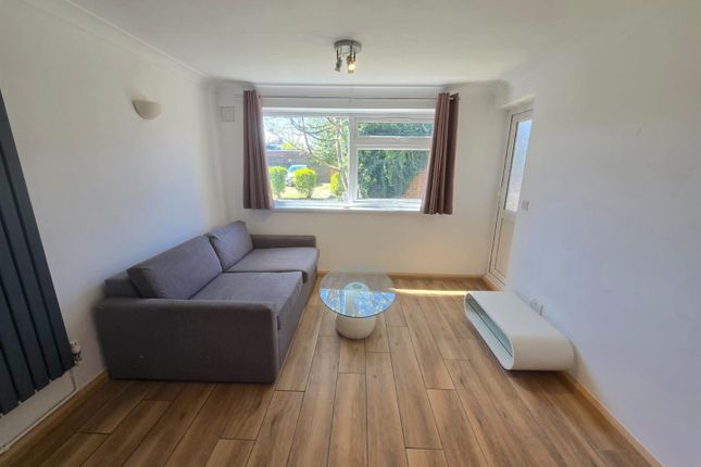 Flat 3, 290 The Gables, Heston Road, Hounslow photo 2