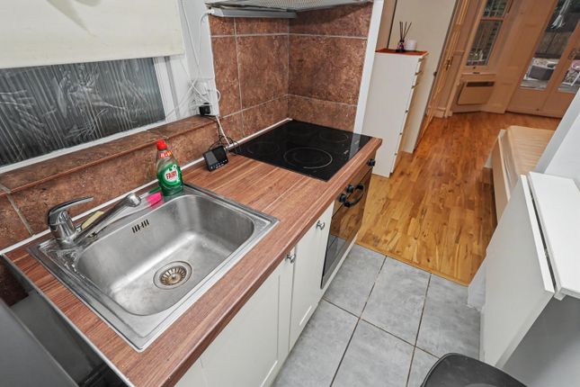38 Flat 2, Fellows Road, London photo 5