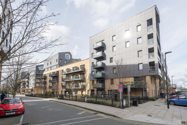 Thumbnail Flat for sale in Collendale Road, London