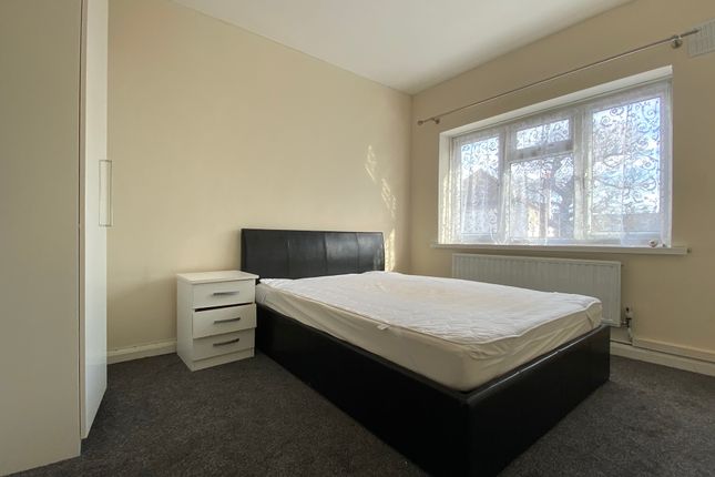 Flat to rent in Great West Road, Hounslow Central