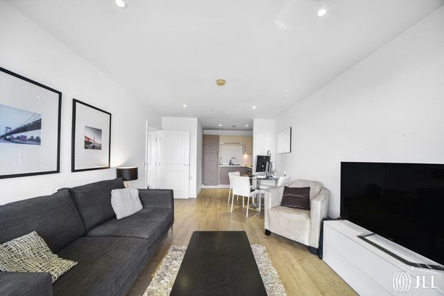 Thumbnail Flat for sale in Upper North Street, London