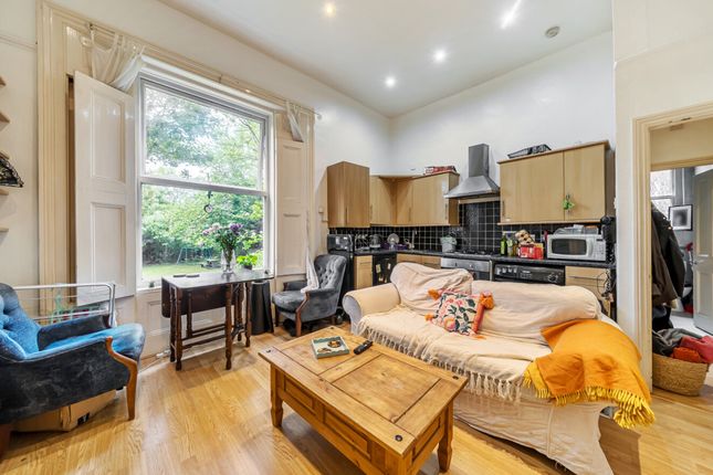 1-bed flat on 34B, Dagnall Park, London, £200,000