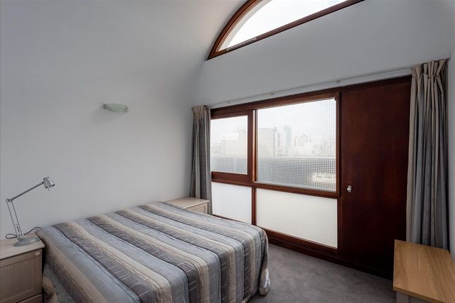 Flat for sale in Defoe House, Barbican, London