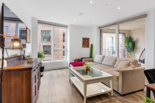 1-bed flat on Flat 31, Peregrine Court, Clapton Common, London, £400,000