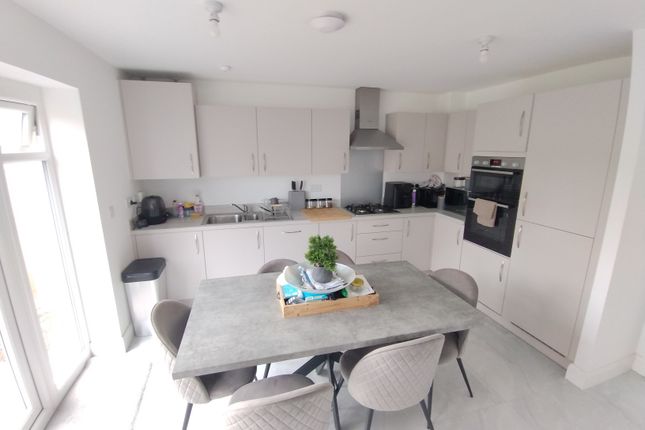 18, Gatcombe Way, Telford photo 3