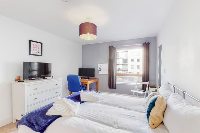 Flat to rent in Streatham High Road, London