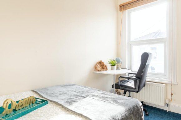 34, Courtenay Street, CHELTENAM photo 4