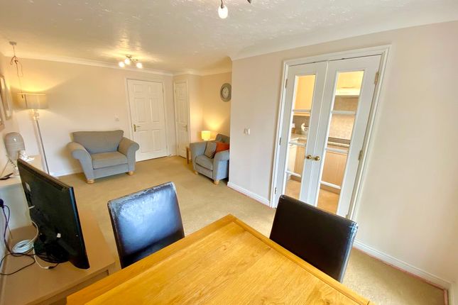 2 Faregrove Court, Grove Road, Fareham photo 2