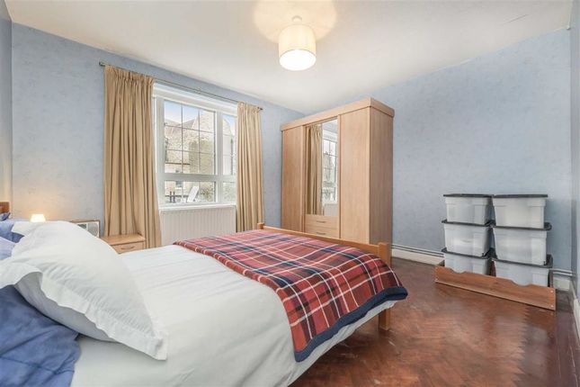 Flat for sale in Black Prince Road, London