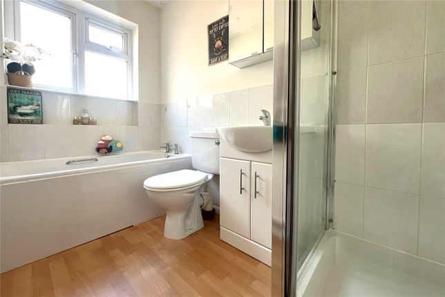 15A,, Vicarage Lane, Farnha photo 2