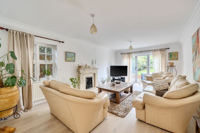 7 Craddocks Close, Ashtead photo 3
