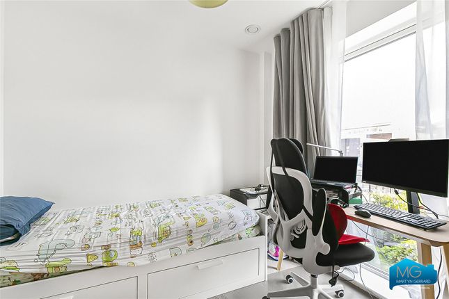 Flat to rent in Lismore Boulevard, Colindale, London