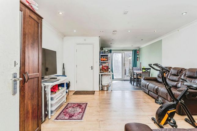 5, Larch Close, London photo 5
