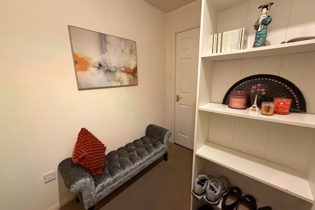 46, Beaulieu Close, Hounslow photo 2