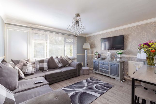 98, Borderside, Slough photo 3