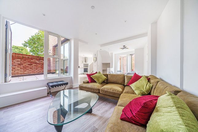 Flat for sale in Edgewood Mews, Finchley