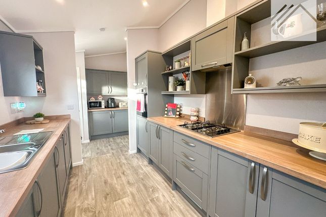 5 Shore Drive, Canvey Island photo 4
