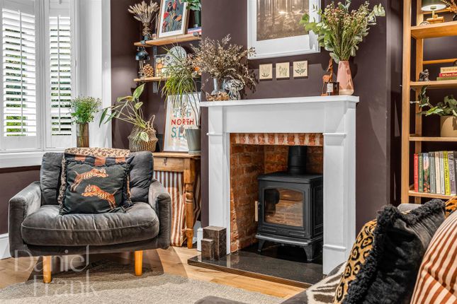 203, Smarts Lane, Loughton photo 4