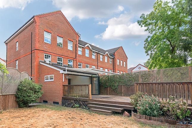 18, Meadow View, Chertsey photo 4
