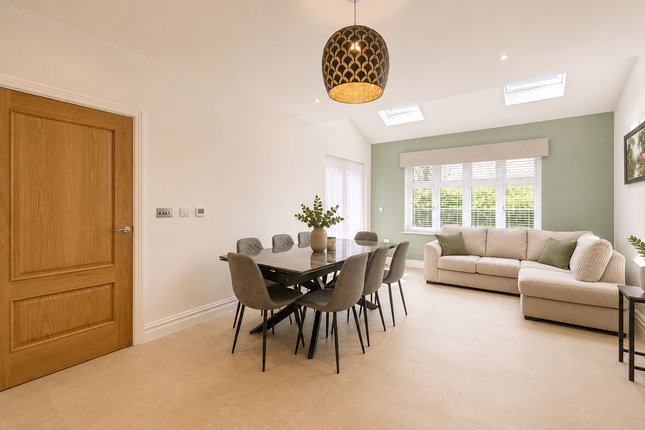Claremont Close, Leatherhead photo 4