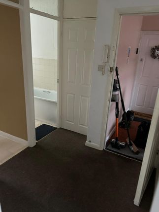 Flat to rent in Thirkleby Close, Slough