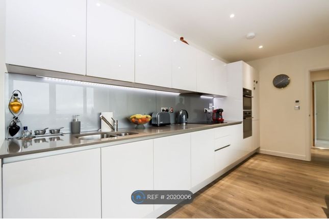 Flat to rent in Hawfinch House, London
