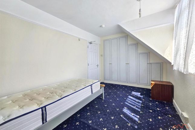 Room 1, 3a The Parade, Kingston Road, Leatherhead photo 3