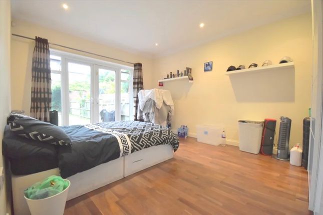 Meadow Close, Raynes Park photo 5
