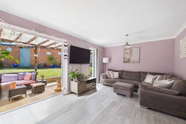 35, Tindale Close, South Croydon photo 2