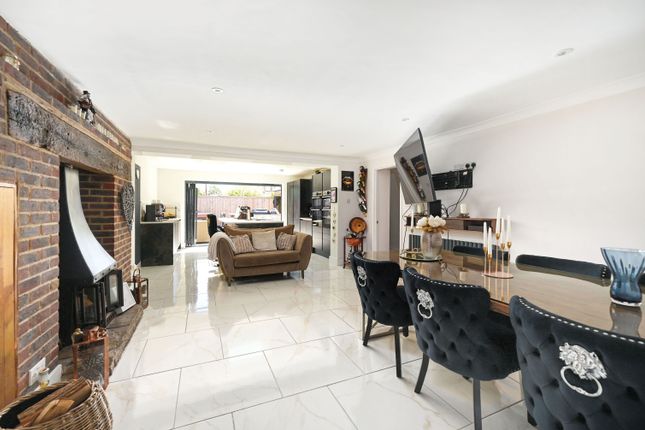 6, Chestnut Close, Camberley photo 4