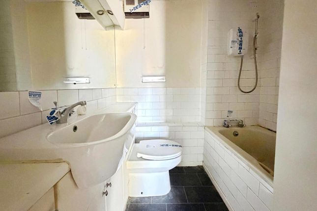 6, Knowles Close, West Drayton photo 4