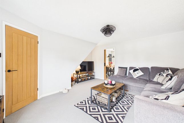 52, Griffon Close, Gloucester photo 4