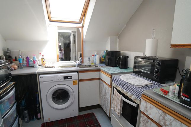 10 Caistor Garth, Rowantree Drive, Bradford photo 4